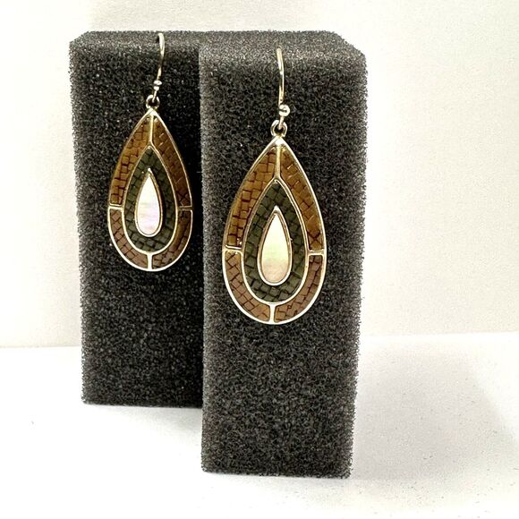 Vintage Monet Teardrop Earrings Mother of Pearl Brown Gray Mosaic Gold Tone - Picture 10 of 10